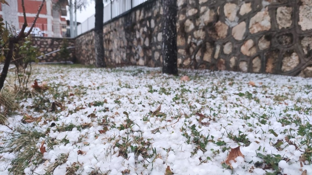 Fındık büyüklüğünde dolu yağdı, ilçe beyaza büründü
