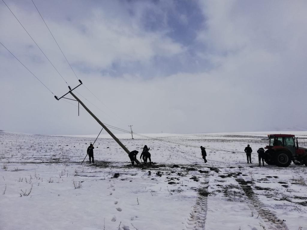 Fırtına enerji nakil hatlarına zarar verdi
