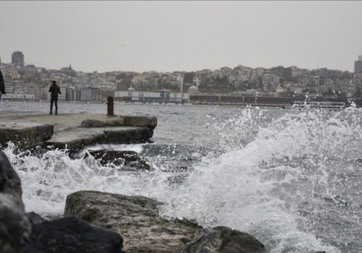 Fırtına İstanbul'u yıktı geçti