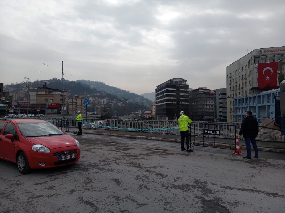 Gelişi güzel parklanmalara barikat önlemi
