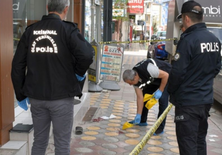 Genç Kız Kendini Balkondan Aşağı Attı