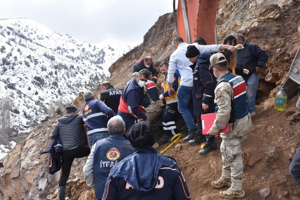 Göçük altında kalan iş makinesi operatörü böyle kurtarıldı
