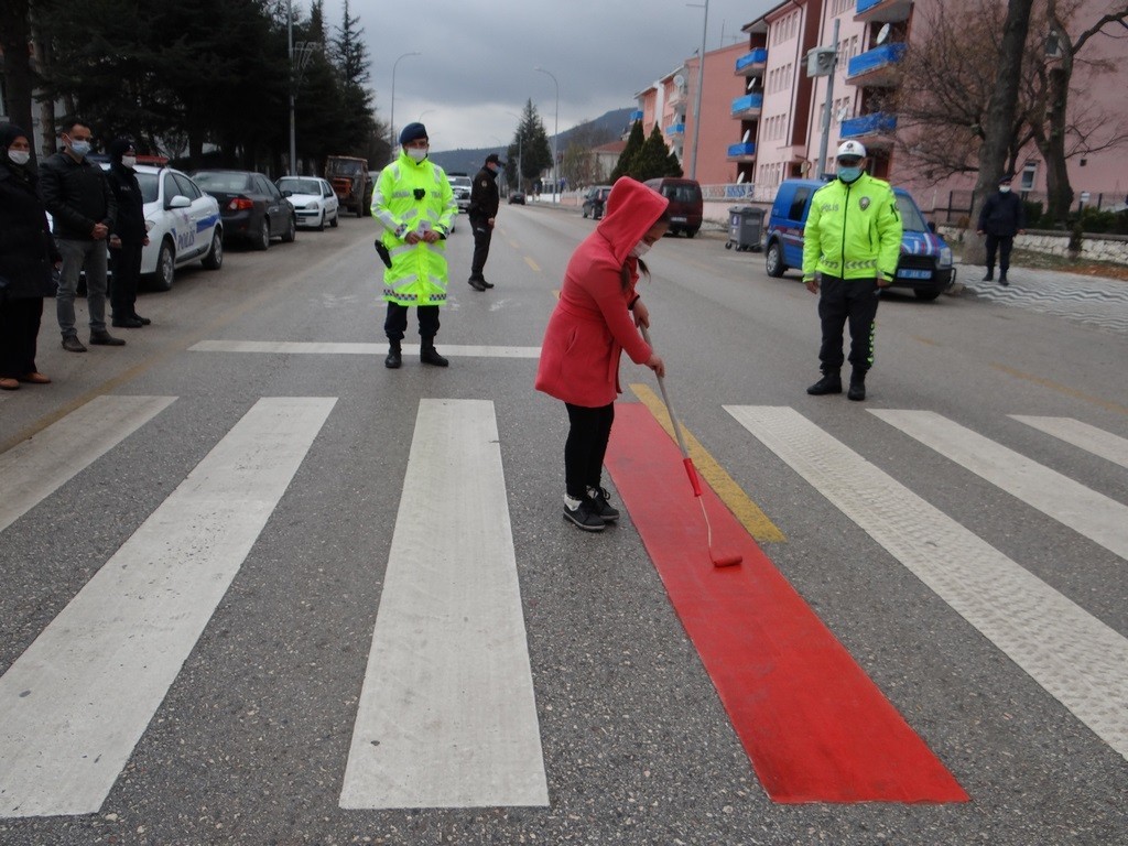 Gölpazarı´nda da yayalar için kırmızı çizgi çekildi
