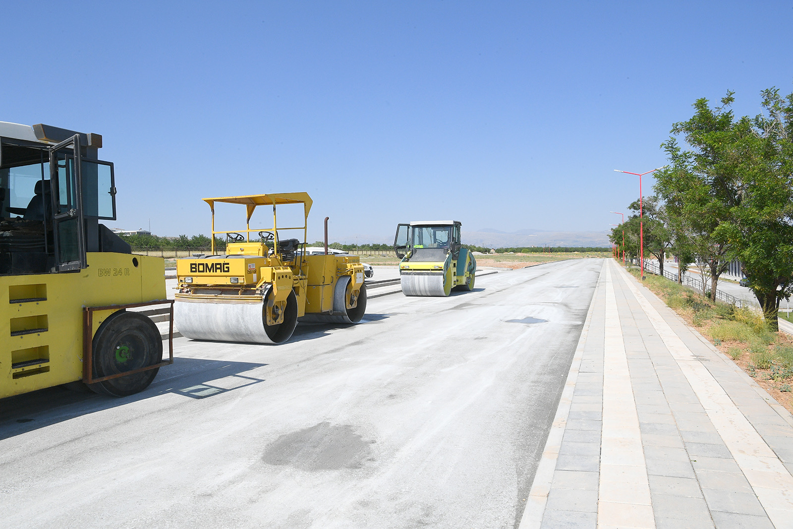 GÜRKAN: BETON YOL HEM DAHA EKONOMİK HEM DAHA UZUN ÖMÜRLÜ