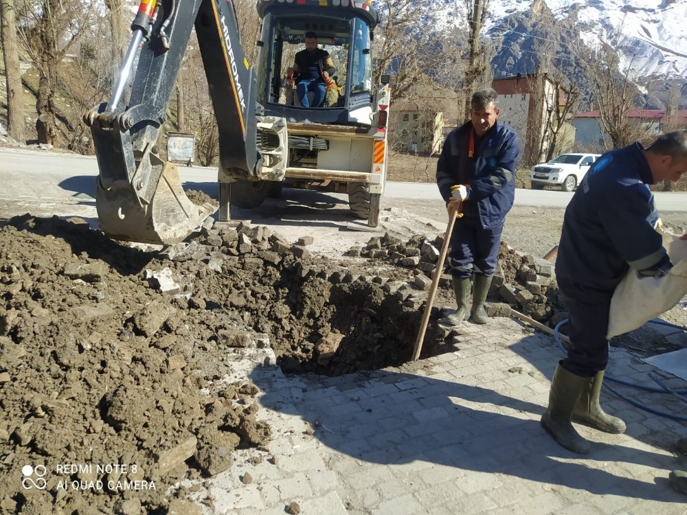 Hakkari Belediyesi su arıza ekibinin yoğun mesaisi
