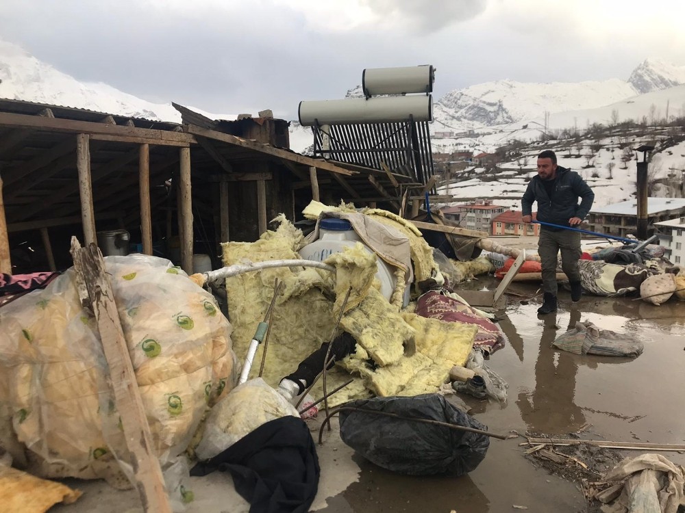 Hakkari´de şiddetli rüzgar çatıları uçurdu
