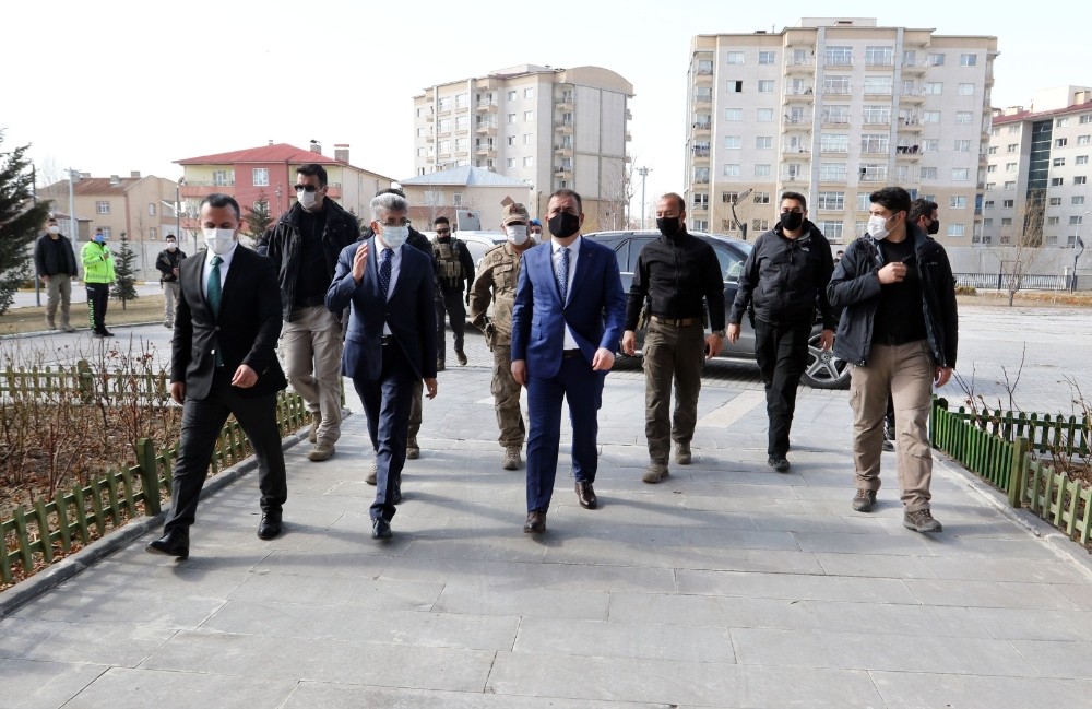 Hakkari Valisi Akbıyık´tan Van Büyükşehir Belediyesine ziyaret
