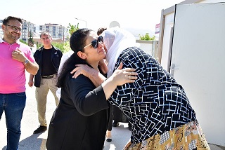 Hanımefendi Selda Yavuz, Battalgazi’ de Depremzede Aileleri Ziyaret Etti