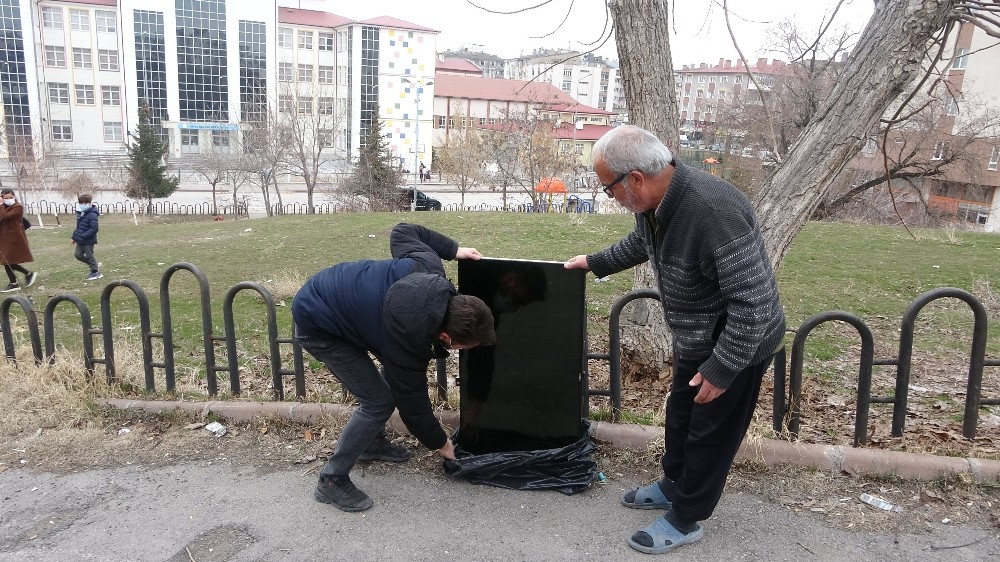 Hırsızlar yalnız yaşayan adamın 