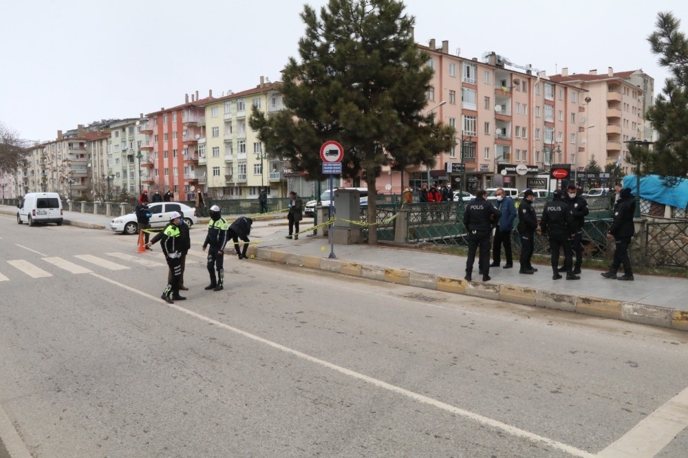 Husumetlisini sokak ortasında tüfekle vurdu
