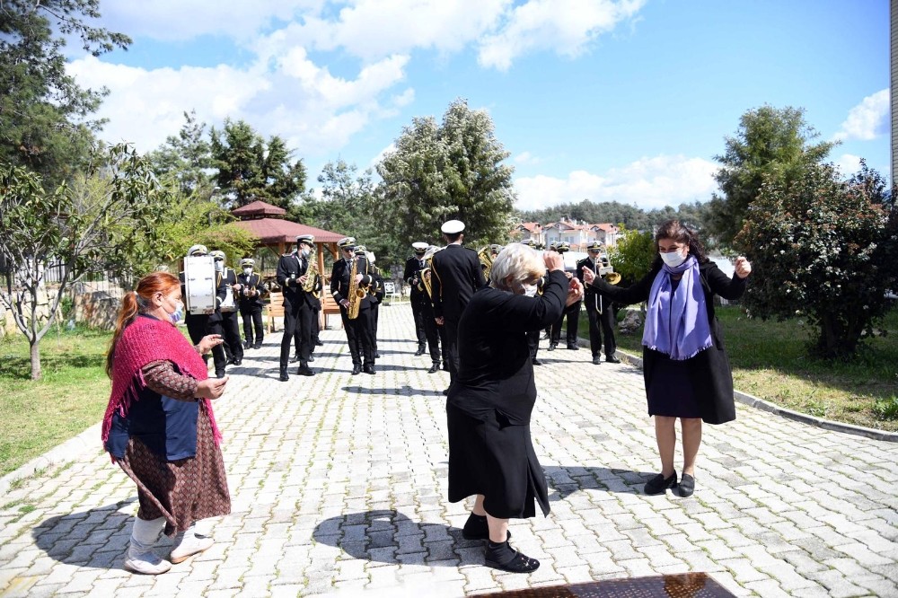 Huzurevi´ndeki yaşlılara bando sürprizi
