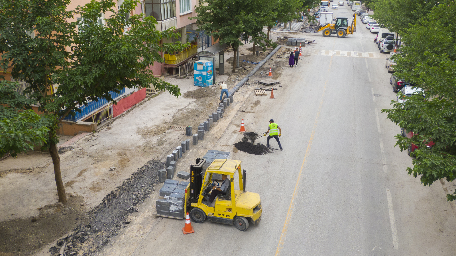 İpek Caddesi’nde kaldırımlarım yenileme çalışmaları