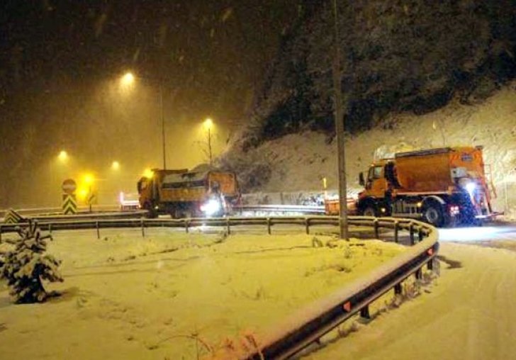 İstanbul-Ankara TEM ve Devlet Yolu, Gerede-Düzce arası kesim yoğun kar yağışı sebebiyle tüm araç geçişlerine kapatıldı