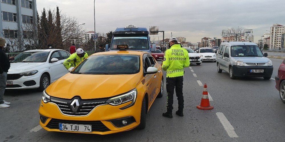 İstanbul´da toplu taşıma araçlarında korona virüs denetimi
