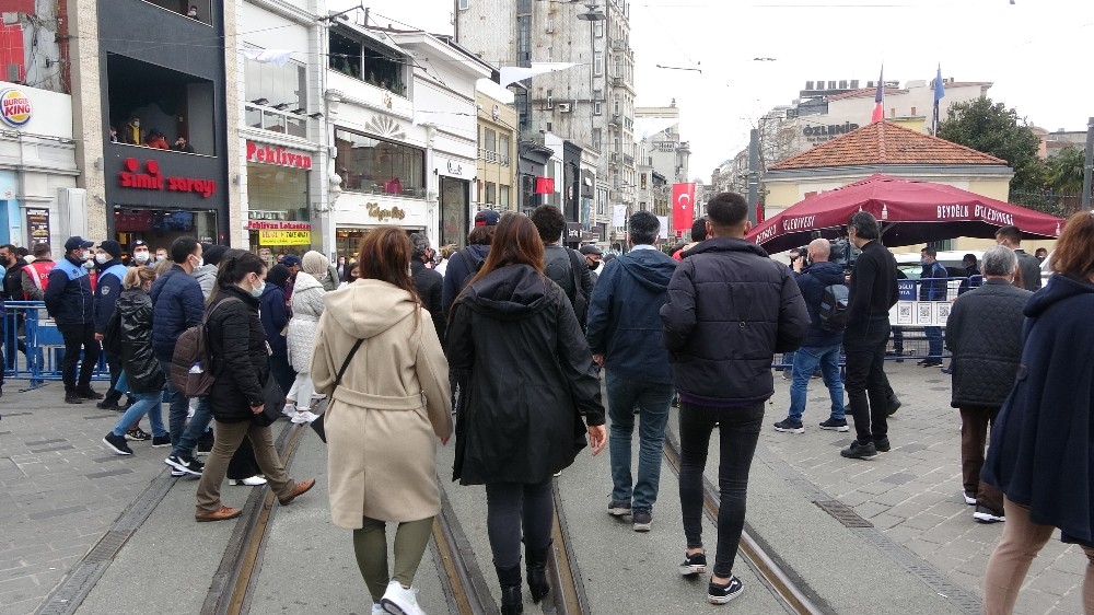 İstiklal Caddesi´ne girişler kapatıldı
