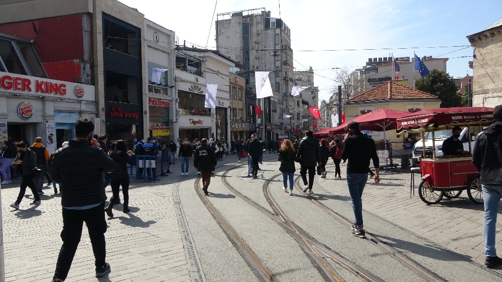 İstiklal Caddesinde pandemi unutuldu
