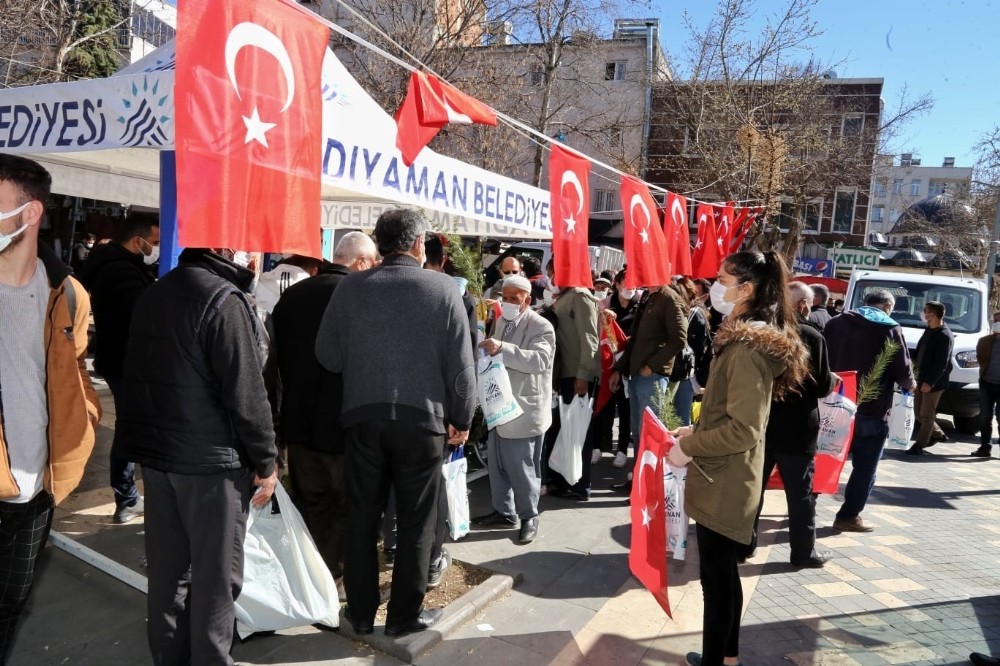 İstiklal Marşının Kabulü fidan dağıtılarak kutlandı
