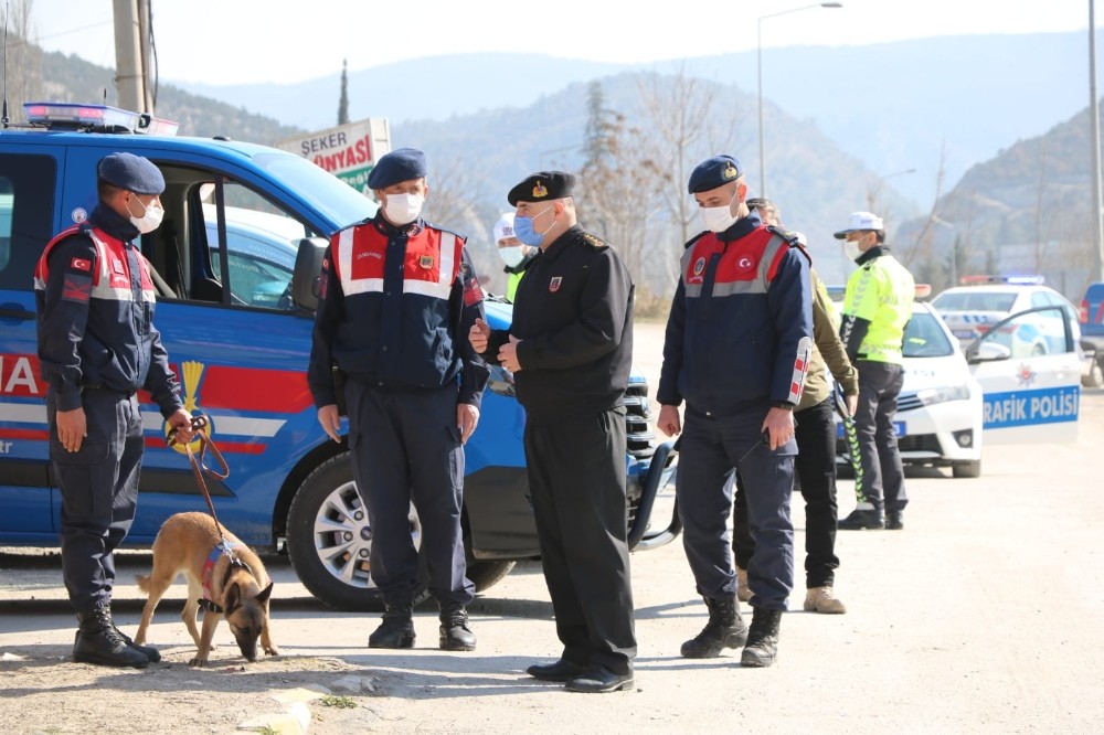 Jandarmadan hem denetim hem de kadınlara karanfil
