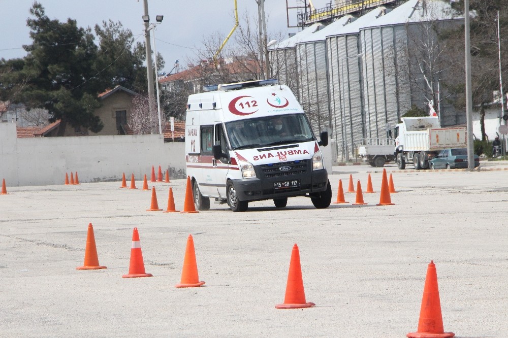 Kadın sağlık çalışanlara özel ambulans sürüş eğitimi
