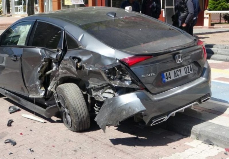 Kadın Sürücünün İndiği Otomobil Saniyeler Sonra Bu Hale Geldi