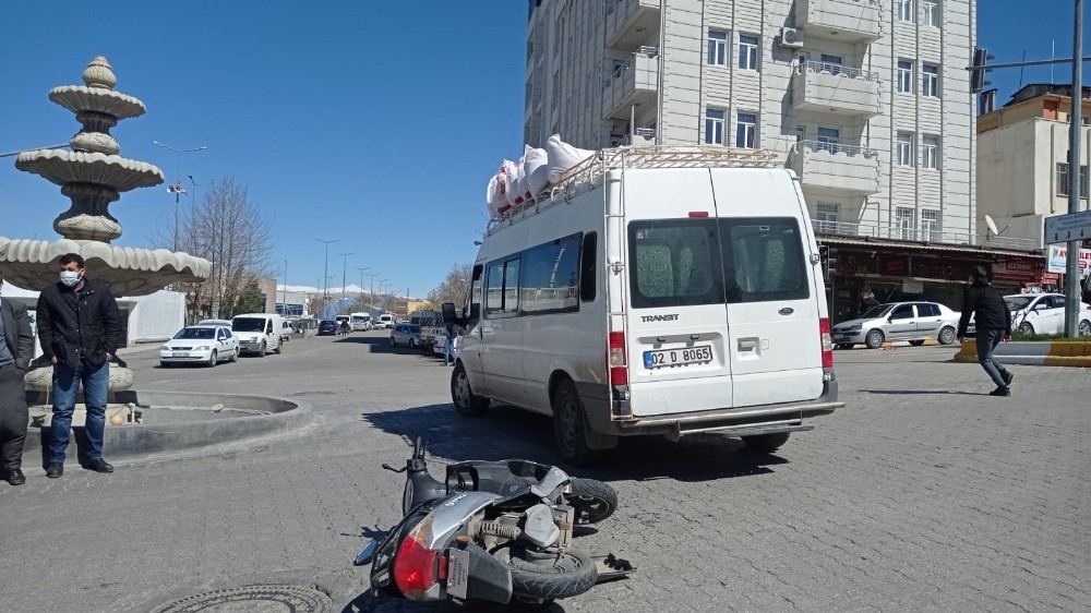 Kahta´da motosiklet ile minibüs çarpıştı: 2 yaralı
