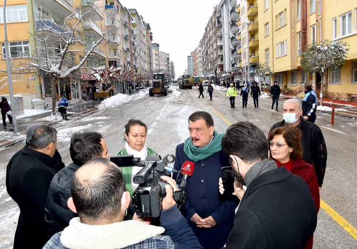 KAR TEMİZLEME ÇALIŞMALARINI YERİNDE İNCELEYEN BAŞKAN GÜRKAN, TÜM BİRİMLERİMİZLE SAHADAYIZ