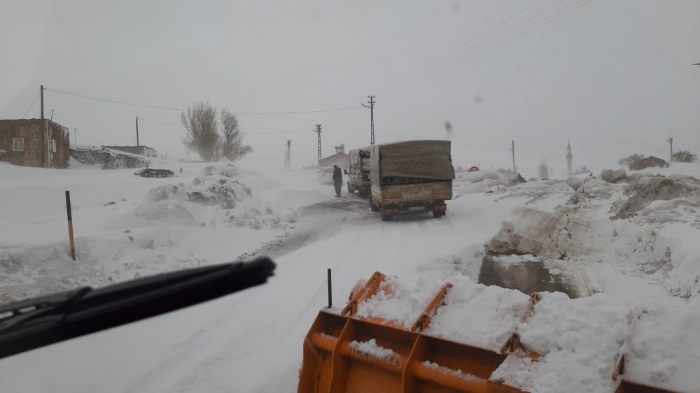 Kar ve tipi Ağrı-Kars karayolunu ulaşıma kapattı
