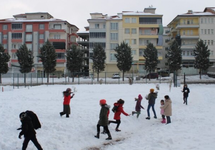 Kar yağışının keyfini çocuklar çıkarıyor