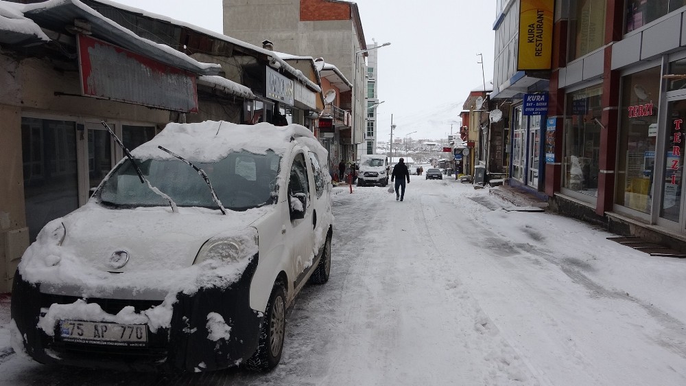 Kara kış geri geldi, 33 köy yolu ulaşıma kapandı
