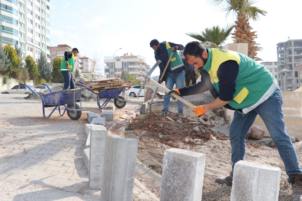 Karaköprü´de kilitli parke döşeme çalışmaları sürüyor
