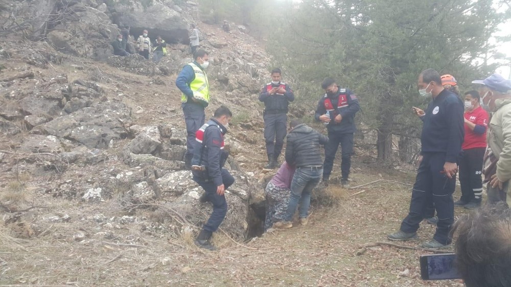 Karaman´da 2 gündür kayıp olan kadın mağarada bulundu
