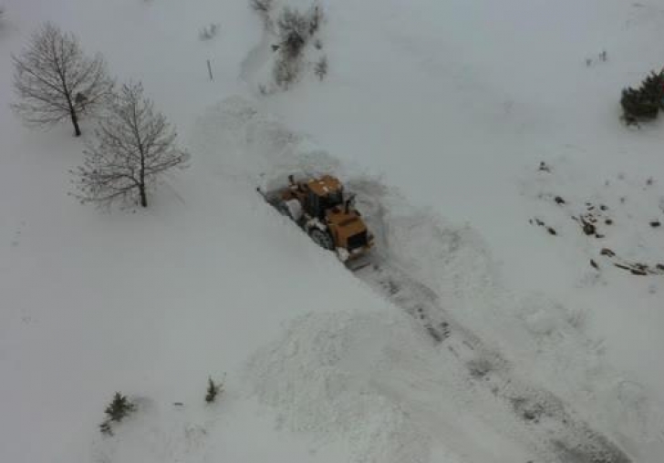 Karda yolda kalan vatandaşların imdadına ekipler yetişti