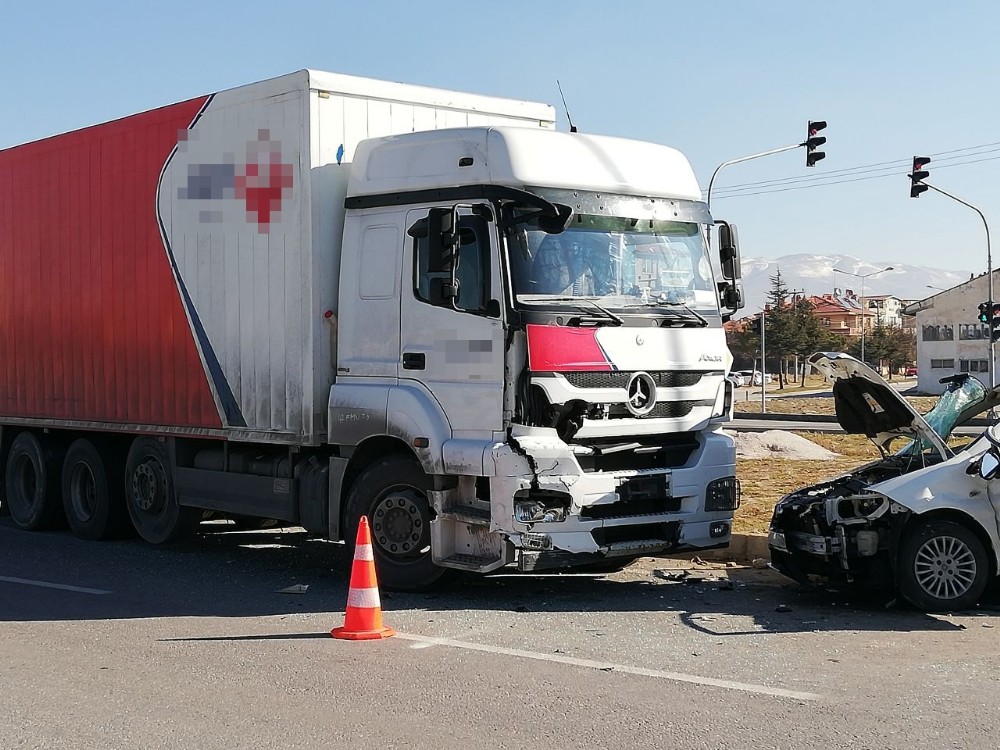 Kargo yüklü tır ile otomobil çarpıştı: 2 yaralı
