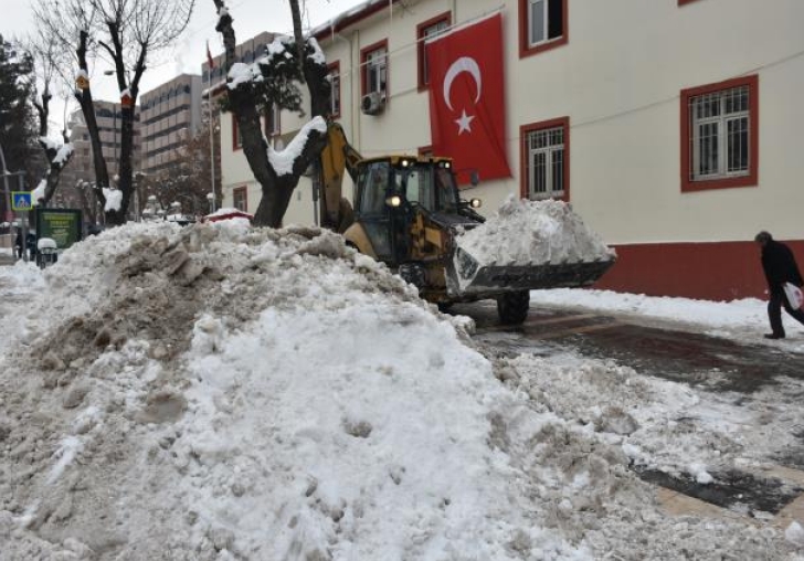 Karla mücadele çalışmaları sürüyor
