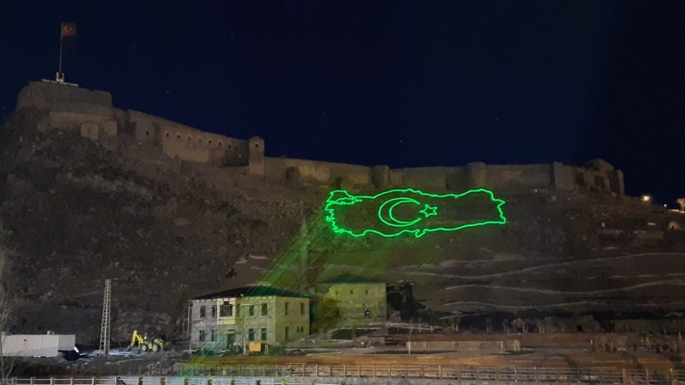 Kars´ta bayrak ve Atatürk temalı lazer gösterisi
