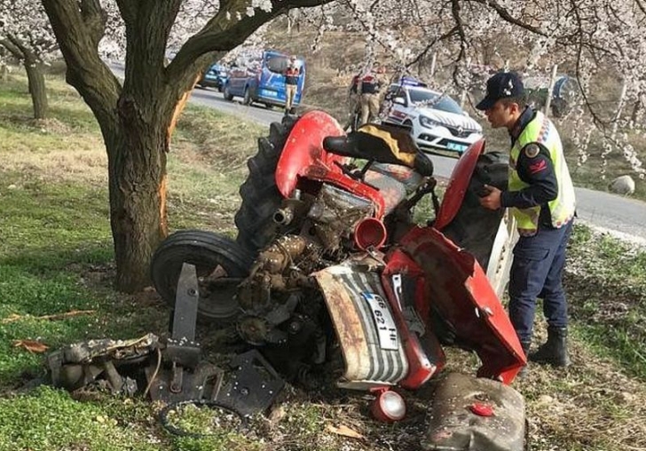 Kayısı Ağacına Çarpan Traktörün Sürücüsü Öldü