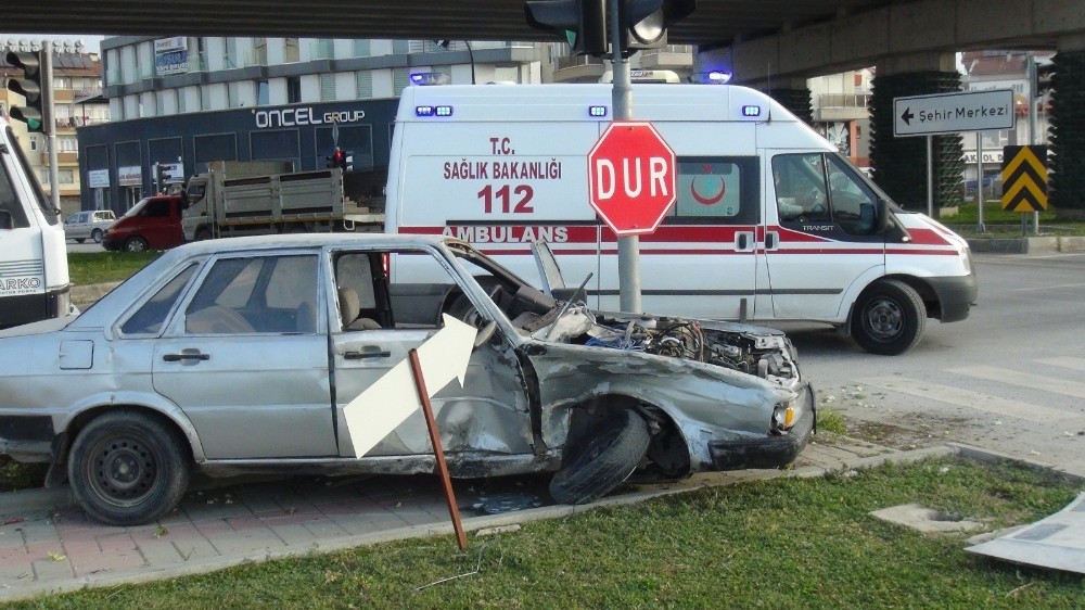 Kırmızı ışık ihlali yapan aracın çarptığı sürücü otomobilde sıkıştı
