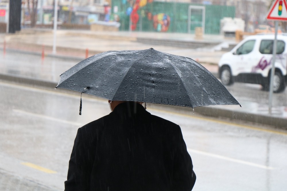 Kırşehir´de beklenen yağış başladı, valilik fırtınaya karşı uyardı
