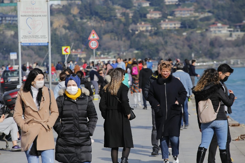 Kısıtlamasız Cumartesi´yi fırsat bilen İstanbullular Arnavutköy Sahili´ne akın etti
