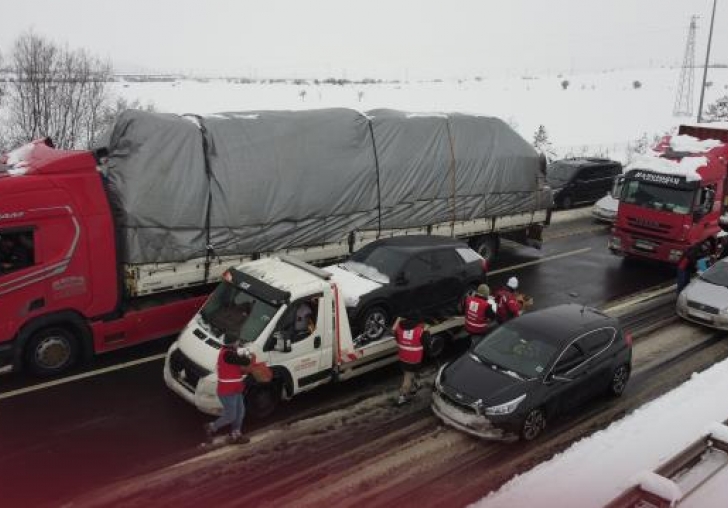 Kızılay ekipleri yollarda mahsur kalan mağdurların yardımına koşuyor