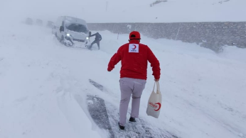 Kızılay, Tendürek Dağı´nda mahsur kalan araçtaki yolcuların imdadına yetişti
