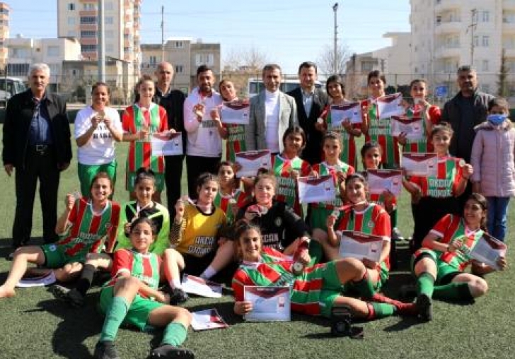 Kızlar ve erkekler futbol yarı final maçları sona erdi