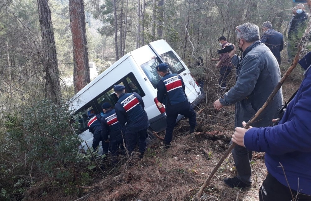 Konfeksiyon işçilerini taşıyan minibüs kaza yaptı: 10 yaralı
