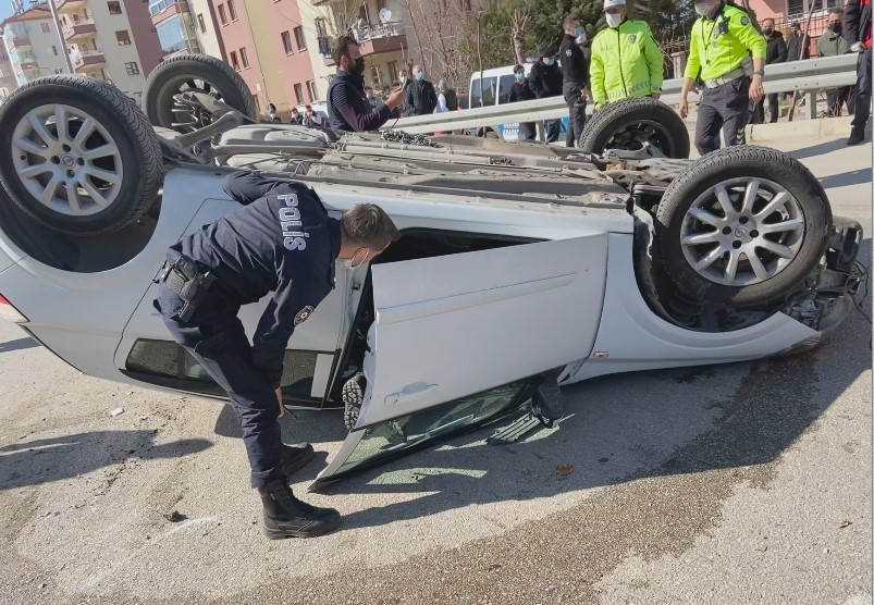 Kontrolden çıkan otomobil refüje çarpıp ters döndü: 1 yaralı
