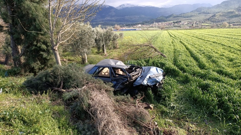 Kontrolden çıkan otomobil tarlaya uçtu: 1 yaralı
