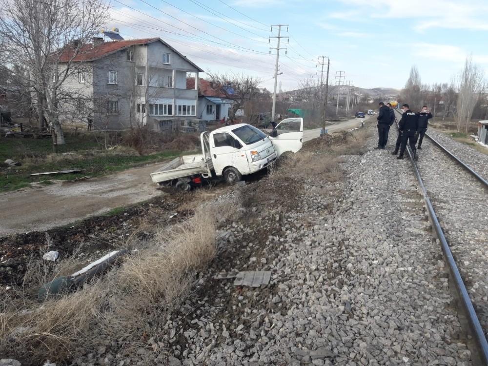 Konya´da lokomotif ile kamyonet çarpıştı: 1 yaralı
