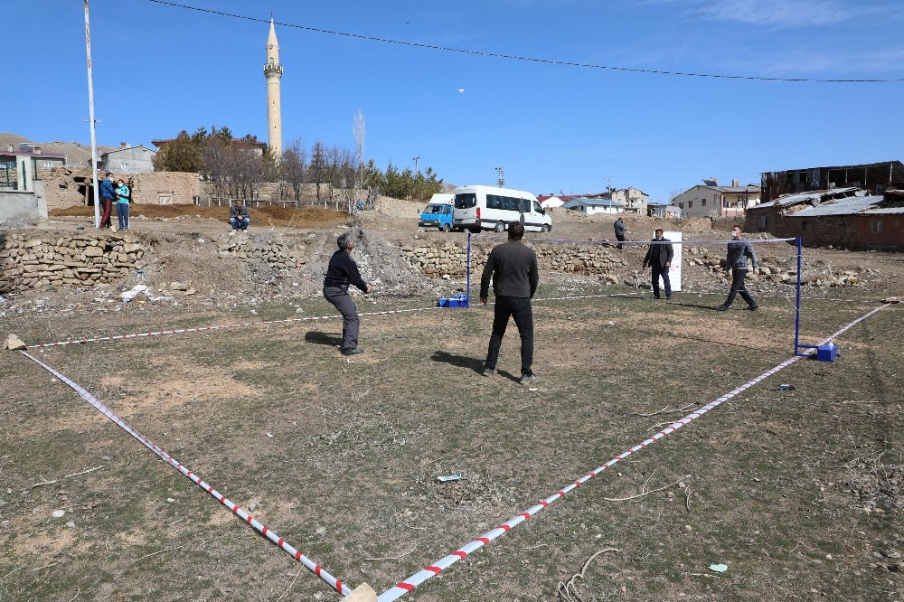 Köylülerin badminton heyecanı
