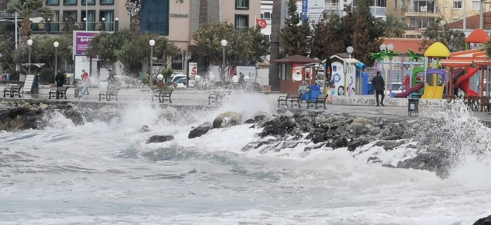 Kuşadası´nda fırtına etkili oldu
