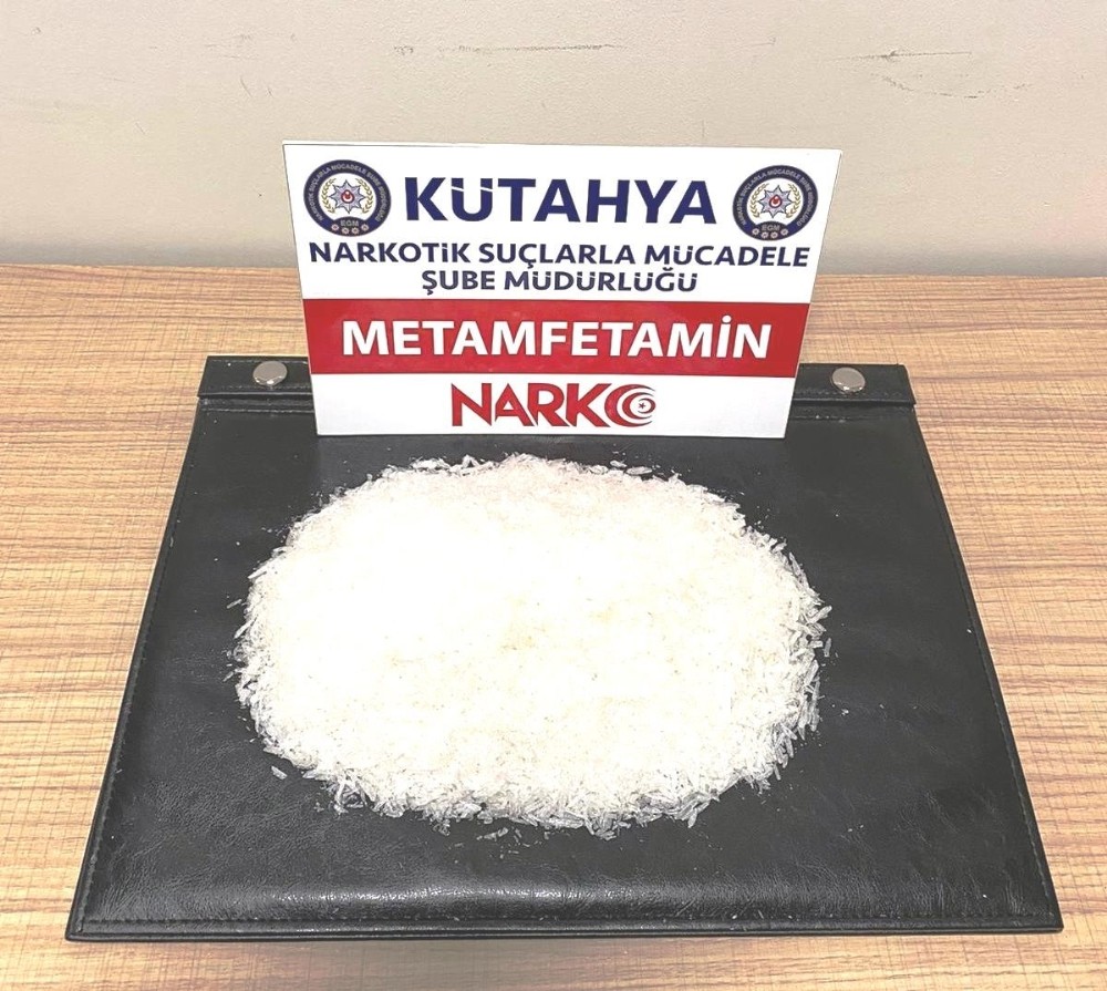 Kütahya´da bir araçta 910 gram metamfetamin maddesi ele geçirildi
