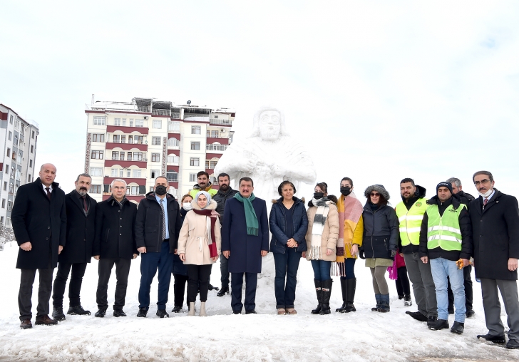 MABESEM Heykel Kursu Öğretmeni Arif Toprak tarafından yapılan KARDAN KRAL TARHUNZA HEYKELİ BÜYÜK İLGİ GÖRÜYOR